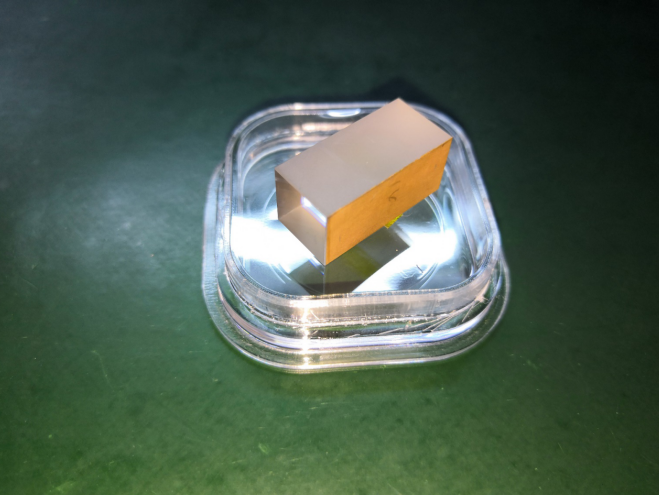 摻氧化鎂鈮酸鋰（MgO:LN）晶體